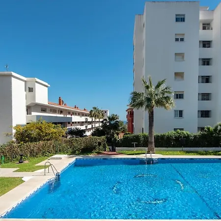 شقة New With Pool, 10 Mins Walk From *