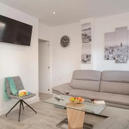شقة New With Pool, 10 Mins Walk From