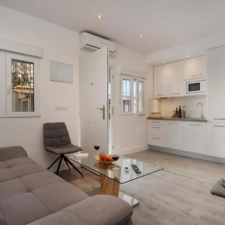 New With Pool, 10 Mins Walk From Lägenhet *